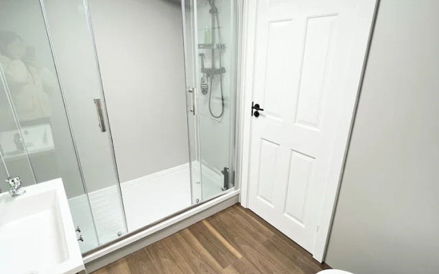 OYO Welsh Holiday Accommodation - Modern Stay