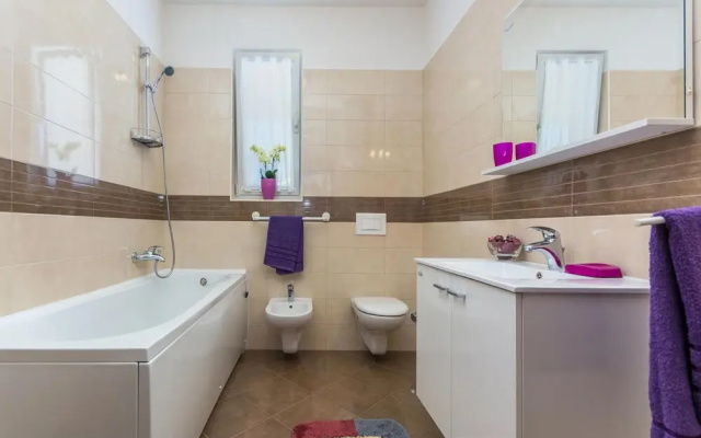 Beautiful Home in Novigrad With Wifi and 2 Bedrooms