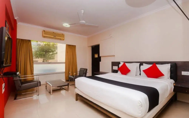 Capital O 40728 Bollywood Design Hotel