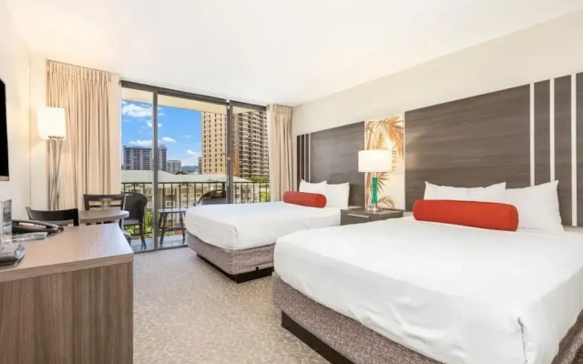 Spacious & Sophisticated Palms Studio Condo by RedAwning, Honolulu