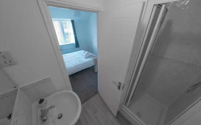 Sleeps 5 - Private Garden- Free Parking