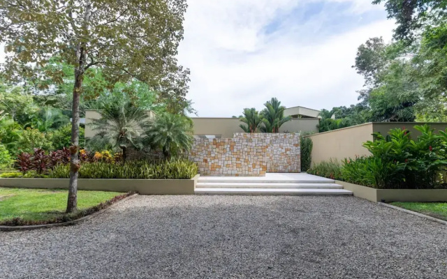 w Glowing 4BR Villa w Pool at Mesa de Yeguas