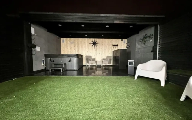 Penthouse Style 2 Bedroom House With Hot-tub