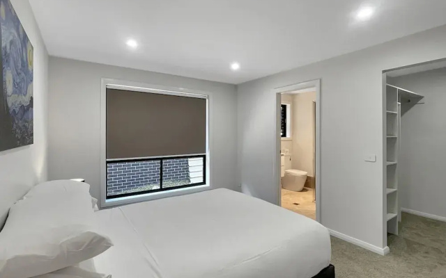 Spacious 4-bed House Near Batemans Bay Centre