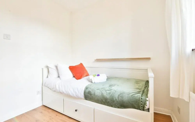 Homely 5 Bed House - 15 Mins to Cardiff City