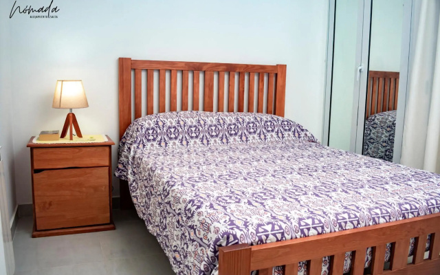 Departamento en calle principal, cómodo, hasta 4.