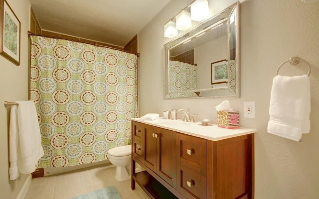 3BR 2BA Elegant Tarrytown House by RedAwning