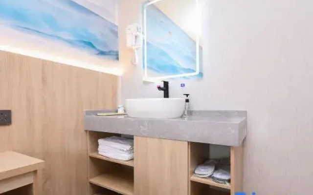 Qingmu Hotel (Nanjing Changfu Street Subway Station Bayi Hospital)