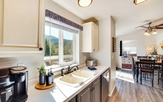 Riverfront Home w/ Deck, Near Mount Rainier!