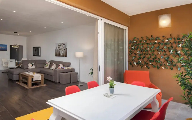 Luxury 3BR APT with Terrace & Views