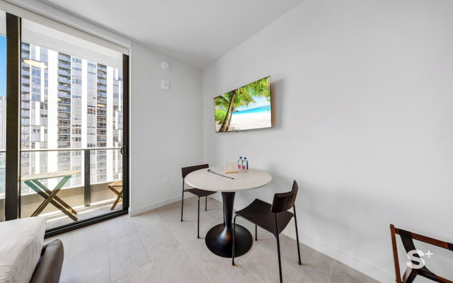 Cozy & Spacious Studio - City Views