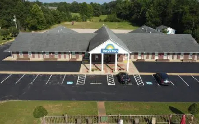 Days Inn by Wyndham Savannah