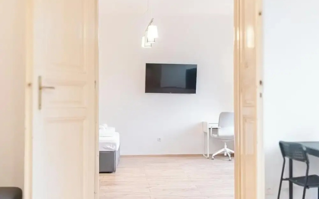 Ideal Group Stay 2 Apartments With WiFi