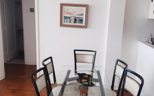 Apartamento amplo e charmoso, frente ao mar.