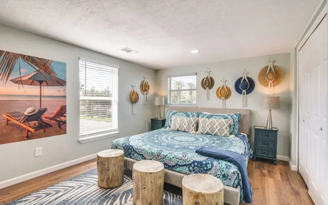 Jimmy Buffet Home w/ Hot Tub & Yard in Galveston!