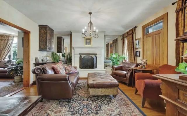Gillespie House-2 Suites-walk to Main St!