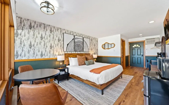 Spruce and Shore Motel