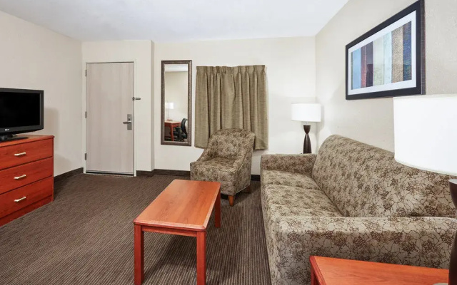 AmericInn Lodge & Suites Saugatuck — Douglas