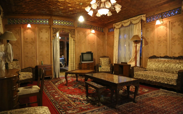 Kharpalace group of houseboats