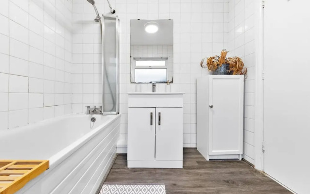 Powder Mill Retreat - 2BR Modern Flat for 4