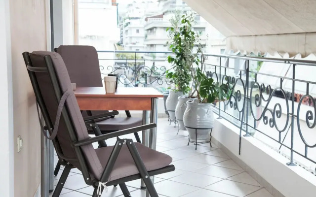 Elegant Spacious 2 Bd Apt in Petralona