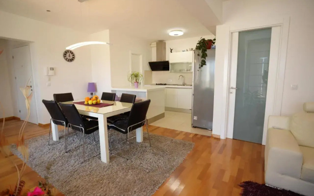 Base Bridge Apartment
