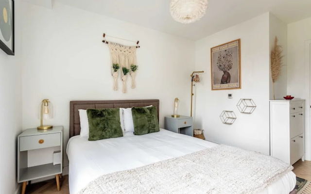 Cosy 2-bed Flat in Vibrant Acton!