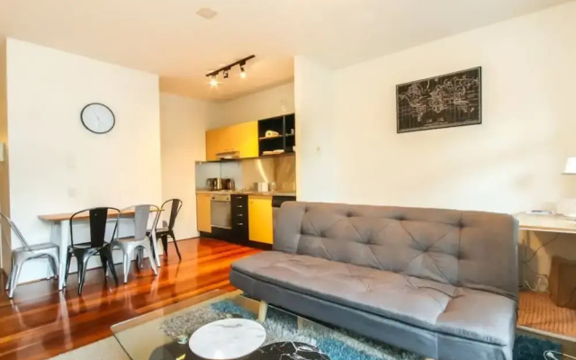 Contemporary 1 Bedroom Teneriffe Apartment with Pool and Gym