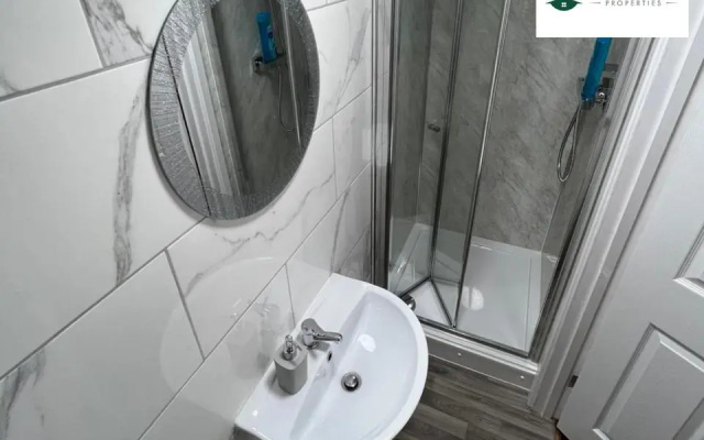 4 Bedroom 3 Bath House By Passionfruitproperties Opposite Coventry City Centre With Free Wi-fi & Garden