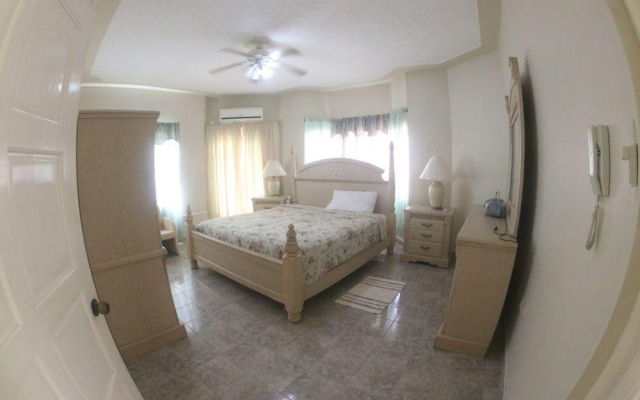 8 BR Waterfront Villa - Ocho Rios