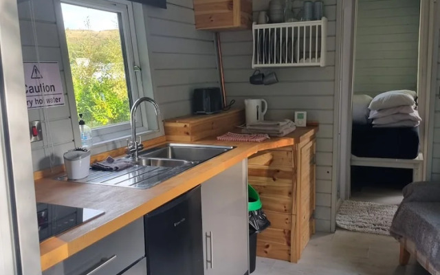 Glamping Hut - Sleeps 2, hot tub & Parking