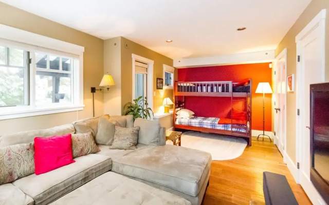 Spacious Town Home With Private Hot Tub