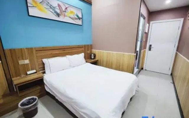 Youth Hotel (Shenqiu North Station Longding Guomao)