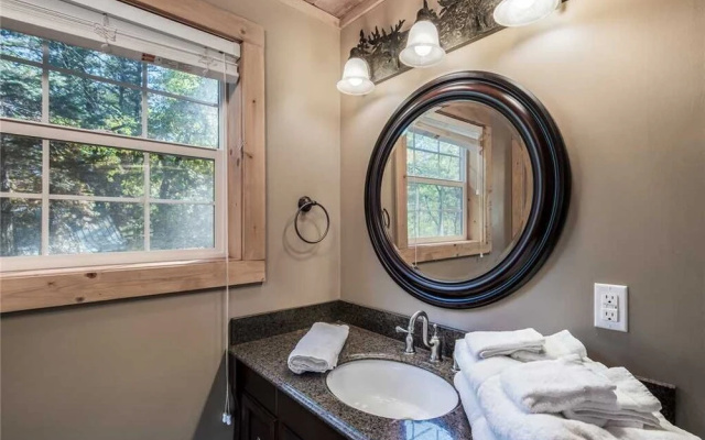 Chestnut Lodge - Four Bedroom Cabin with Hot Tub
