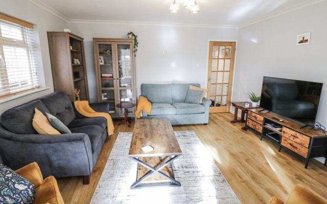 3 Leycester Court