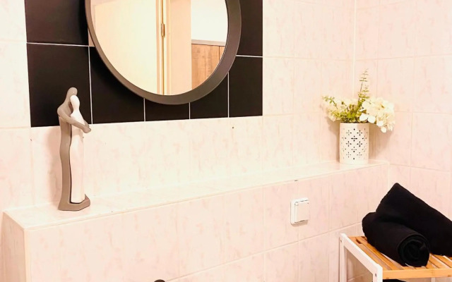 Saniertes Studio mit Balkon, WLAN, Netflix & Küche in City-Nähe
