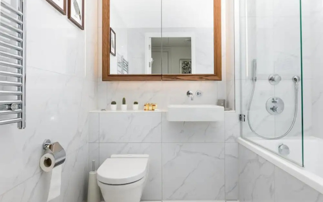Bright 1 Bedroom Flat with Amazing Rooftop!