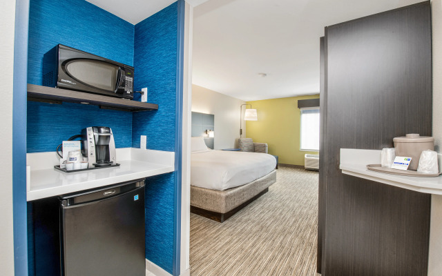 Holiday Inn Express & Suites Delafield by IHG