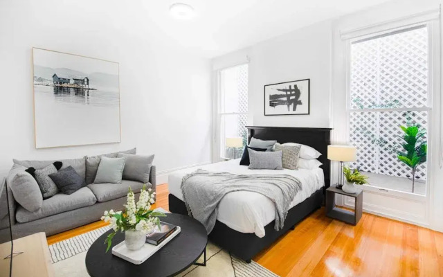Renovated Studio in Bohemian Area Close to City