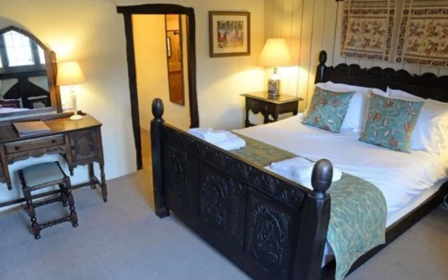 The George Inn & The Plaine