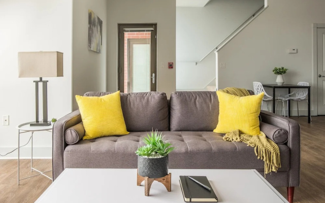 Spacious Townhome w Parking by Frontdesk