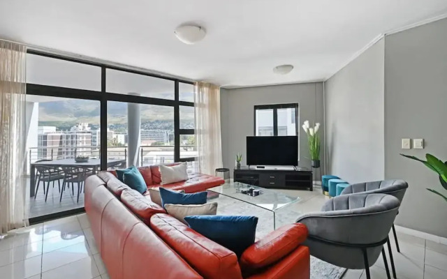 Modern 3-bed Apt Designer Touch Mountain Views
