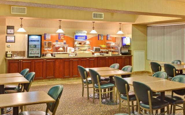 Holiday Inn Express Hotel & Suites Henderson 0