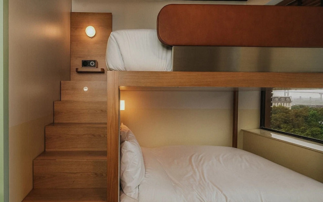 Recess Hotel and Club