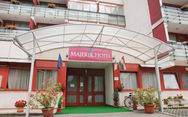 Majerik Hotel вид на фасад