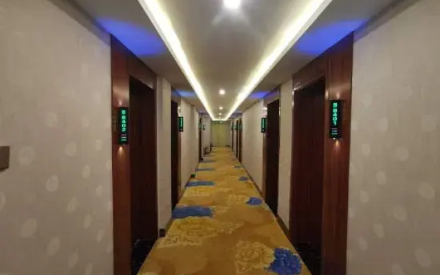 Ruixin Express Hotel (Taiyuan Railway Station Clothing City)