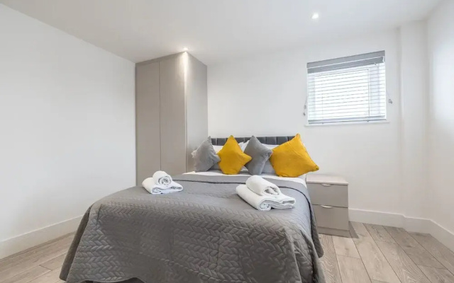 Stunning 2-bed Apartment in Camberley
