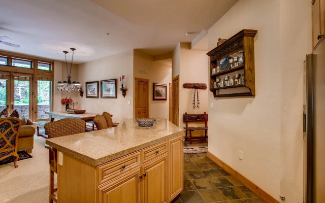 Luxury 3br Ski In-out /firepit, Pool, Sauna 3 Bedroom Condo by RedAwning