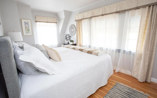 Hummingbird Estate Wine & Suites