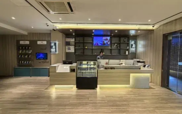 Home Inn Huayi Selected Hotel (Shanghai National Convention and Exhibition Center Jiayi Road Branch)
